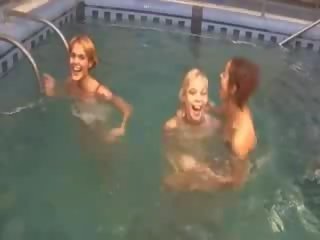 เซ็กซี่ lezzies ใน the การว่ายน้ำ สระว่ายน้ำ