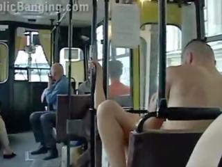 Ekstremalus viešumas seksas į a miestas autobusas su visi as passenger žiūrėjimas as pora šūdas