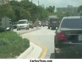 Aficionado adolescente hija hitch hiking para un paseo y consigue la final coche follando 18