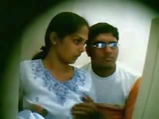 Шпионска камера улова аматьори млад индийски двойка чукане видео