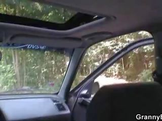 Velho putas fica pregado em o carro por um desconhecido