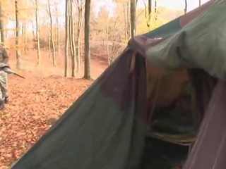 欧元 女孩 得到 双 性交 在 一 tent