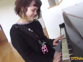 Yhivi video spento pianoforte abilità followed da rozzo sporco film e sborra oltre suo faccia! - con: yhivi / giacomo deen