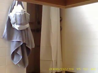 Špionážní provokativní 19 rok starý mademoiselle showering v kolej koupelna