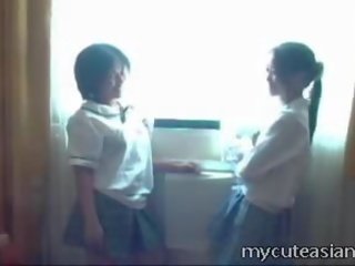 Dwa nastolatka lesbijskie azjatyckie dziewczyny pieprzenie około