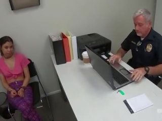 Cuffed draudzene braucieni policists