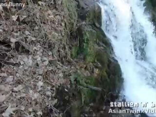Asyano kahali-halinang bakla sucks katawan ng poste sa pamamagitan ng waterfall
