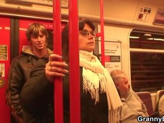 Lui picconi su bigtitted femmina in il metro